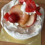 パティスリー リョーコ - 桃が控えられている分、大粒のさくらんぼが乗ってます♡