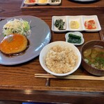 ライスフィールド - 見てこのつやつやのごはんにツヤツふんわりハンバーグ！