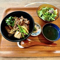 焼肉 The INNOCENT CARVERY 新丸ビル店 - 黒毛和牛のすき焼き御膳　サラダとスープと
                      漬物のセット