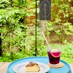 森のカフェ - ケーキセット1100円税込（バタフライピーソーダ＋100円）森のバスクチーズケーキ¥1200 内訳ケーキ600円、ソーダ600円