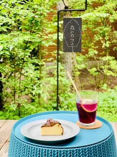Mori no Cafe - Cake Set, JPY 1,100 (Tax Included) 
                        (Butterfly Pea Soda + JPY 100) 
                        Mori Basque Cheesecake, JPY 1,200 
                        Breakdown: Cake JPY 600, Soda JPY 600
