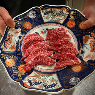 質にこだわる厳選牛を、スタッフが丁寧に焼き上げてご提供