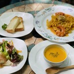 旧軽井沢Cafe 涼の音 - ランチセット1600円（税抜）海老と帆立のアメリケーネソースパスタ