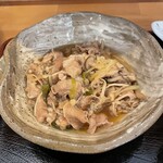東日本橋　かどわき - 牛バラ肉ときのこのうま煮　きのこはシメジとエノキ