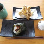 紅梅屋 河口湖大石公園店 - おにぎり牛しぐれ360円、まいたけ天270円