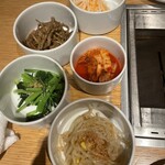 ビーフキッチン - ナムル類とキムチ　おかわり自由