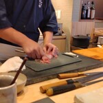 すしやのたい悟 - 本鮪を掻きだす。