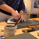 すしやのたい悟 - 本山葵をおろします。