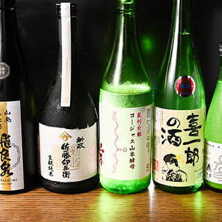 秋田の地酒が豊富。焼酎、ワインなど50種以上のフリーフローも