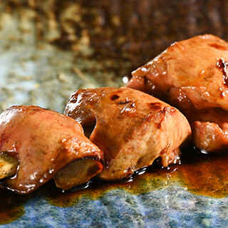 外はパリッ、中はジューシー。上質な備長炭で焼き上げる地鶏串