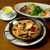 豚肉と鶏肉、キノコたっぷり！山の幸のパエリア