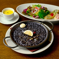 コクのある旨味！イカ墨のパエリア