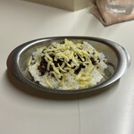 かれーの店 うどん  - チーズ・スパイシーひき肉トッピング