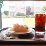 カフェ・ド・クリエ プラス - 料理写真:桃とヨーグルトクリームのタルトとアイスティー