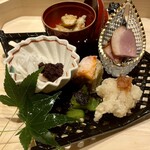 湘南沖地蟹専門店ふじ月 - 八寸（合鴨燻製、鱧唐揚げ梅肉添え、蟹棒鮨、万願寺焼き浸し、巻貝味噌田楽、蟹外子と内子の塩漬け）