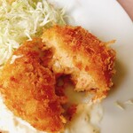 プチメイト - ベシャメルがほんのり赤い！カニの風味がソースに溶け込んでいるようです♪