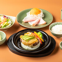 ハンバーグステーキ　贅沢アボカドチーズハンバーグ