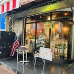 DoggyStyle Hotdogs  - 店舗前