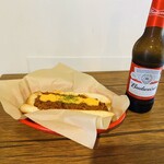 DoggyStyle Hotdogs  - チリチーズドッグとバドワイザー