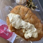 ほっともっと - 揚げたてサクサクｻｸ(ง ˙˘˙ )วｻｸ!!タルタルソースと甘酢ソースをかけて頂きます⟡.·*.