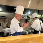 洋食 おがた - ハンバーグを手捏ねしているオーナーシェフ