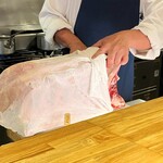 洋食 おがた - 滋賀サカエヤの熟成牛ロースを切り出し中