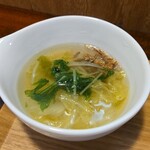 キッチン ブルー グローブ - 白菜スープのアップ