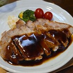 キッチン ブルー グローブ - 豚ロースソテーのアップ