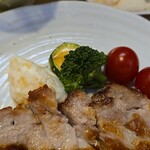 キッチン ブルー グローブ - 備え付け野菜のアップ、ポテサラが見えません