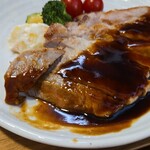 キッチン ブルー グローブ - ひと切れ目、たまり醤油とマスタードソースはタップリ！！