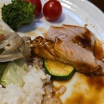 キッチン ブルー グローブ - ズッキーニの上へロースソテー