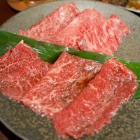 焼肉もちお - ■神戸牛６種。この日は、左上から…
                      リブキャップ・タテバラ・外バラ（塩）
                      トウガラシ・ナカニク・マルカワ（タレ）