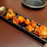 焼肉もちお - ■キムチ盛り合わせ（もずく・カプレーゼ・長芋・カクテキ・白菜）
                    何気に超気に入ったのが、こちら。
                    海蘊やカプレーゼといった変わり種が、ちゃんとちゃんとキムチ！
                    これは楽しい♪
