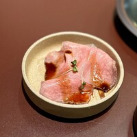 焼肉もちお - ■お通し（タン刺し）
                    いきなり、これが美味い！
                    すっかり期待感も盛り上がります♪