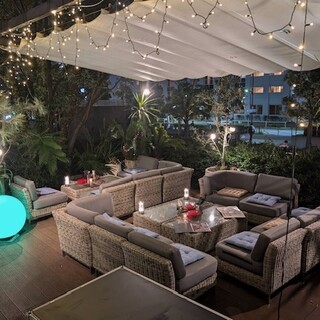 開放的な緑溢れるテラス席