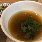 人力俥 - 鶏脂と大葉浮かぶつけ汁。鶏と乾物でとった出汁、大葉が旨い！