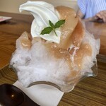 ナチュラルソフトクリームカフェ ミルカ - 桃のかき氷（＋ソフトクリーム）