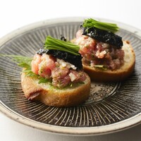 鮪のタルタルと海苔の佃煮のブルスケッタ
