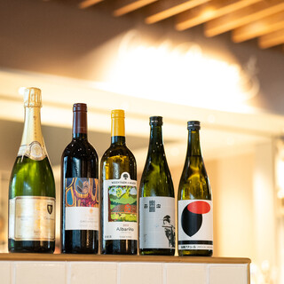 “日本のピザ”に合う希少な国産のワインや日本酒など取り揃え
