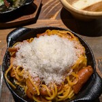 CONA - 鉄板雪山ナポリタン 660円、雪山の中には半熟玉子