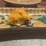 きう - 炭火焼き太刀魚、黄韮の芥子酢味噌和え載せ
      黒胡椒（）カンボジア産載せ