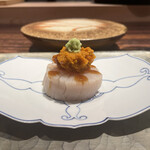 きう - 煮帆立貝柱、蒸し蝦夷馬糞雲丹載せ、山葵添え