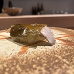 きう - 炭火炙り赤鯥（長崎県対馬列島産）、龍皮昆布載せ
      ＜龍皮昆布：真昆布を蒸して甘酢や砂糖を塗り、何度も風を通して乾燥、白い結晶は砂糖＞