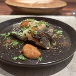 きう - 炭火焼き鰻（三重県産）<蒸し→焼き）、
      刻み山椒若芽掛け、味噌添え