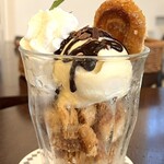 カフェ フロインドリーブ 本店 - チョコレートパフェ 見た目以上に量あります(*ﾟ∀ﾟ*)！