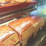 セイロン ベーカーズ - 巨大なカステラのようなケーキ。食べると、バニラが効いたしっかりもっちり食感のカステラって感じ。店員さんに言えば好きなサイズにカット売りしてくれます。