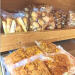 セイロン ベーカーズ - 下のは、カリカリで激辛！ご飯のおかずやチャーハンにかけたら旨かった！上の丸いのはほんのり甘いラスク。左上のは、甘くない食パンのラスク。