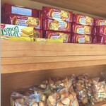 セイロン ベーカーズ - 棚の上の方に、赤いパッケージのシンプルプレーンクラッカー。レモンクリームクラッカーはレモン風味がしっかり効いてた。