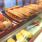 セイロン ベーカーズ - 上は、甘辛いチキンサンド。下は、ソーセージパン。