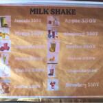 セイロン ベーカーズ - ミルクシェイクメニュー。ドラゴンフルーツシェイクは、バニラがしっかり効いたビビットな味。マンゴーシェイクは、マンゴーが濃厚で最高。